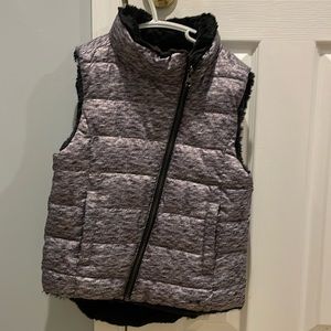 Reversible sleeveless puffer vest